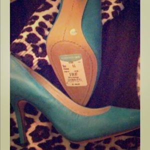 Never worn Vince Camuto teal heels.